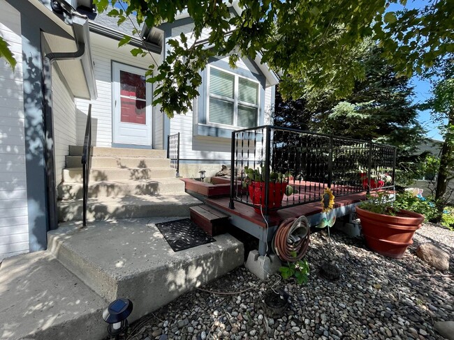 Building Photo - Nice Home with Mountain Views