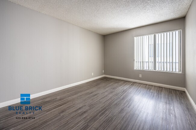 Foto del edificio - 14200 Victory Blvd