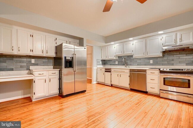 Foto del edificio - 414 Five Farms Ln