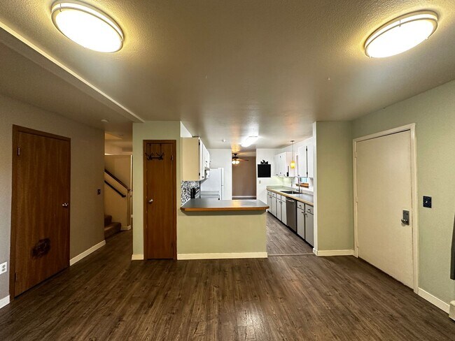 Building Photo - 3 Bed/2.5 Bath/1 Car Heated Garage (All Ut...
