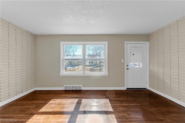 Foto del edificio - 12004 Mortimer Ave