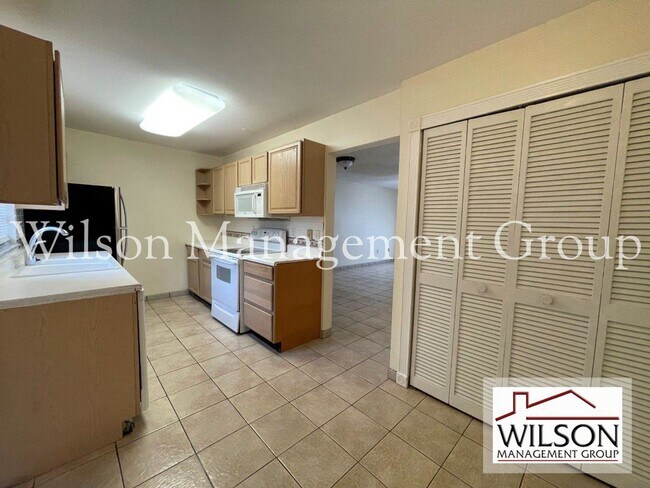 Building Photo - 2 br, 2.5 bath House - 3391 Cedar Springs ...
