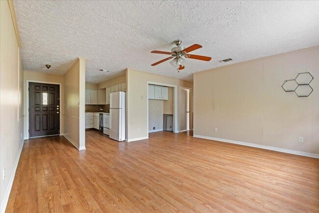 Building Photo - 906 N LBJ Dr