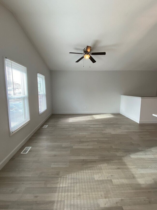 Building Photo - 4 Bed, 2 Bath - Updated Single Family - Mi...