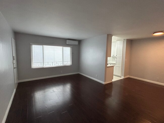 Living Room - 325 S Doheny Dr