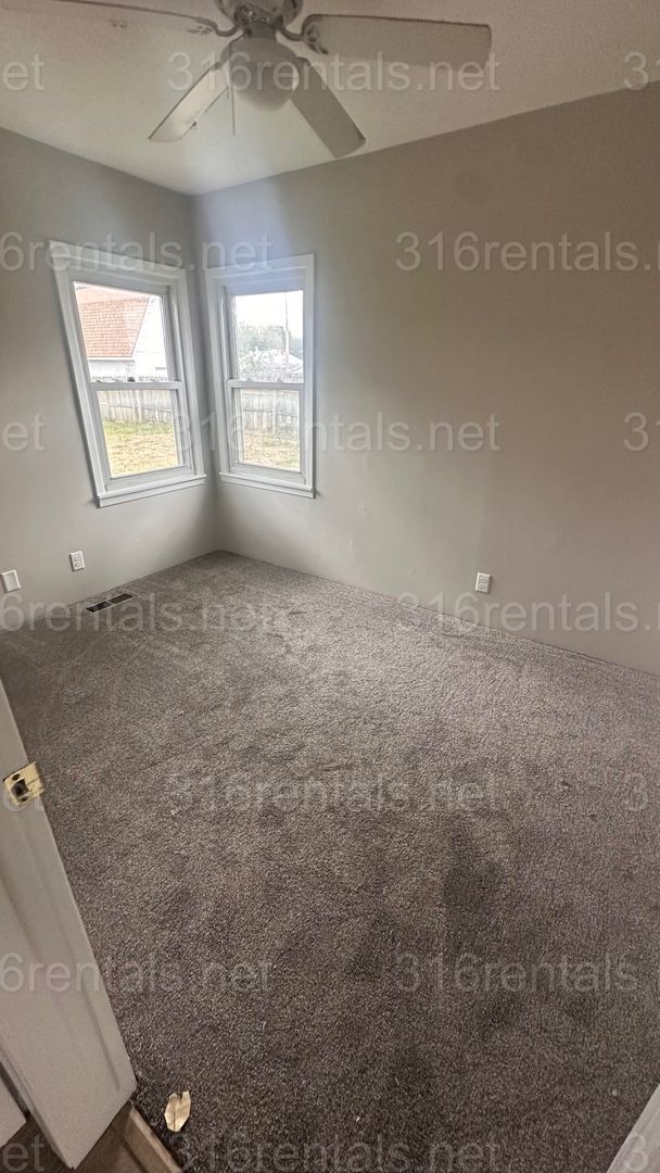 Foto del edificio - $1195 - 2 bed 1 bath w/ BONUS room and bas...
