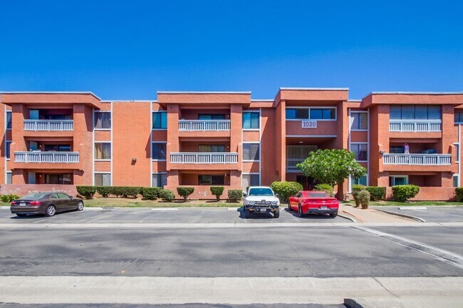 Building Photo - Available Now! 2 Bedroom Apartment