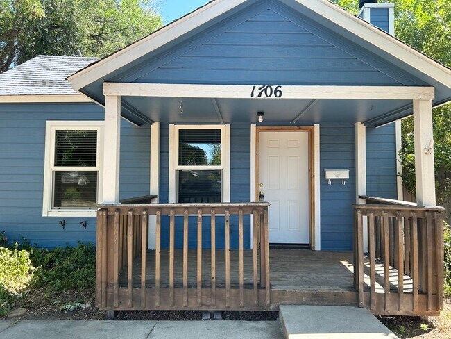 Building Photo - Charming 3 Bedroom Home with Modern Upgrad...