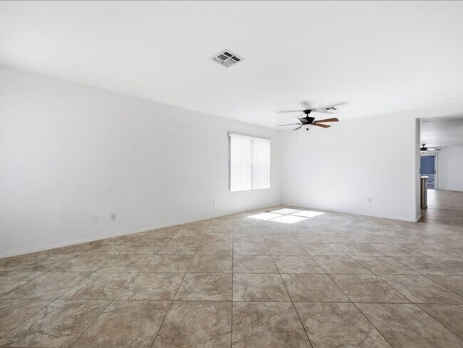 Foto del edificio - Spacious 4-Bedroom Home with Modern Features & Large Backyard!