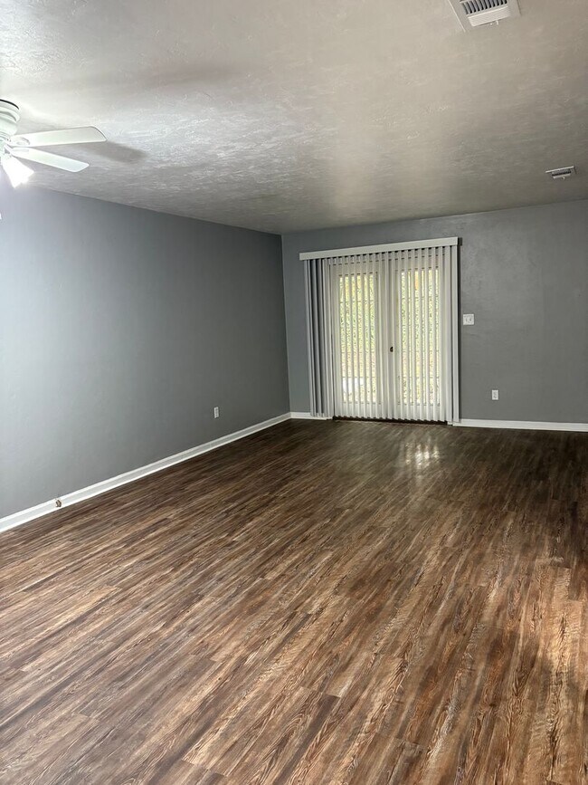 Foto del edificio - NE Triplex  Downstairs