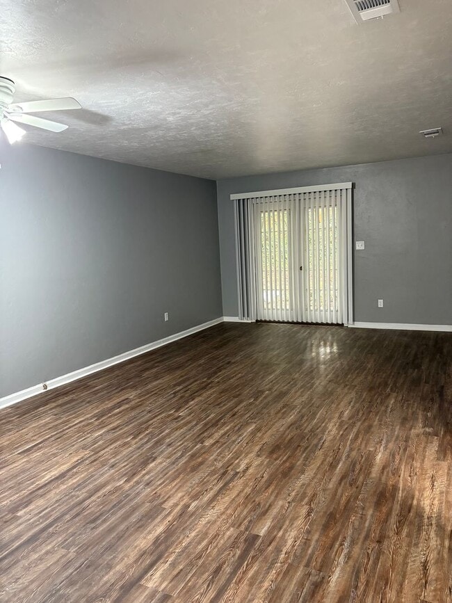 Building Photo - NE Triplex  Downstairs