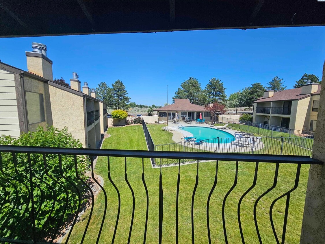 Primary Photo - Upper Level Condo overlooking Pool and Clu...