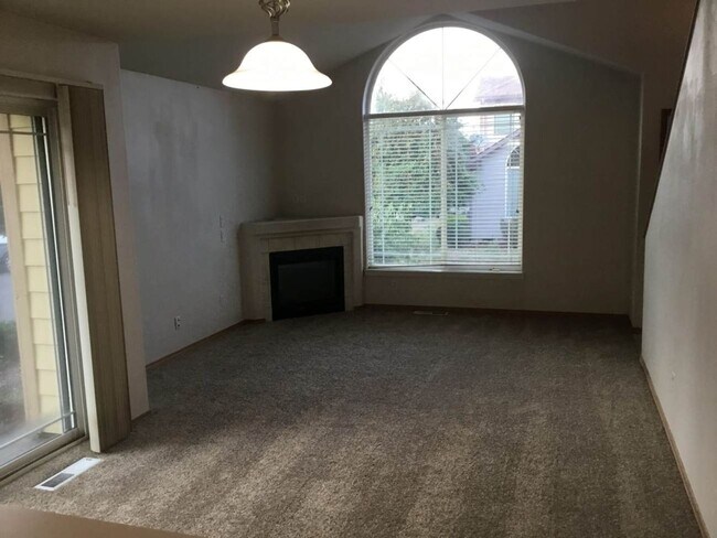 Building Photo - 15606 NW Riverview Dr