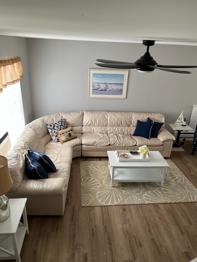 Living room - 220 Catherine Ln