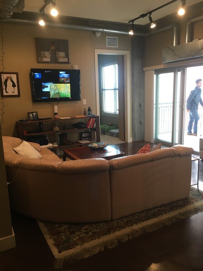 Building Photo - Awesome Two Bedroom Two & Two Bath Condo i...