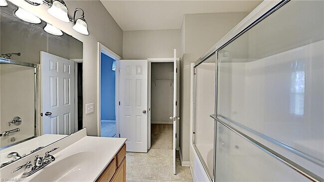Foto del edificio - 5990 Fox Point Cir