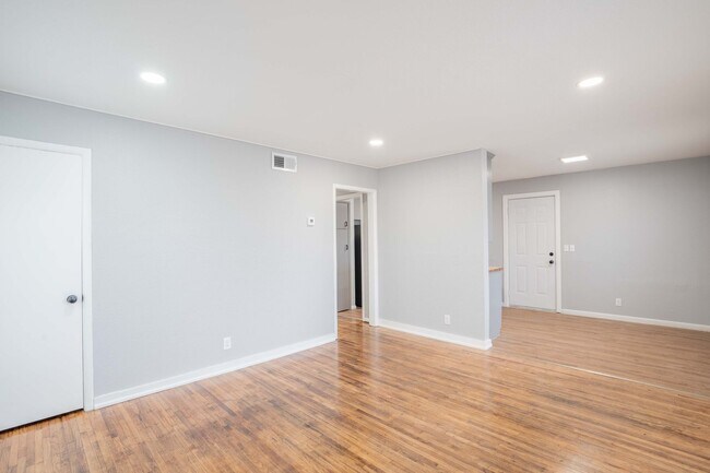 Building Photo - Beautifully Redone 3 Bedroom House! Available for Immediate Move in!