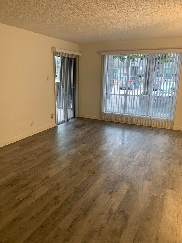 Living room w/new floors - 4851 Cedar Springs Rd