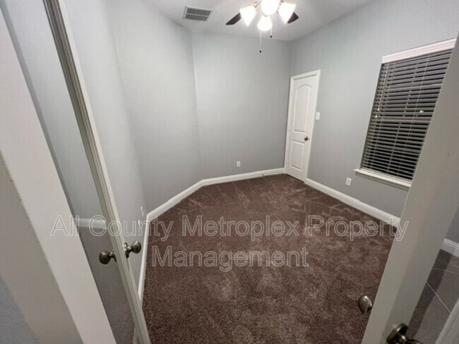 Foto del edificio - 4006 Whitetail Ln