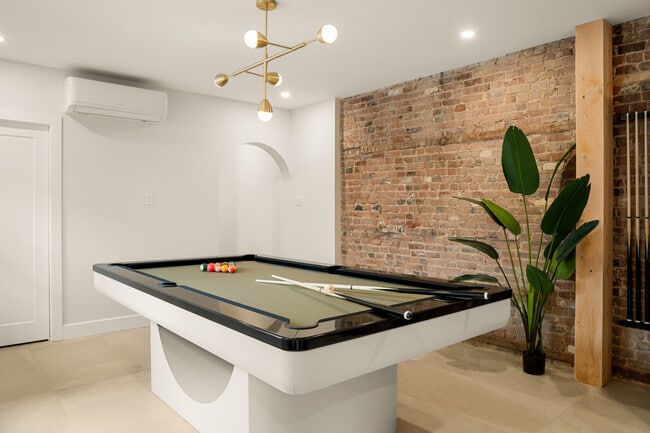 Building Photo - 4276 R. Saint-Denis