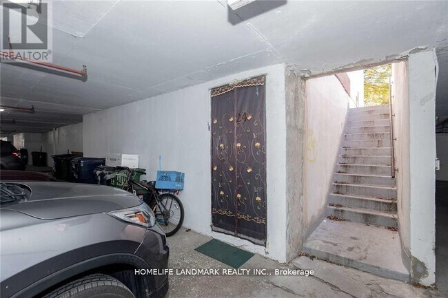 Photo du bâtiment - 1500 Sandhurst Cir