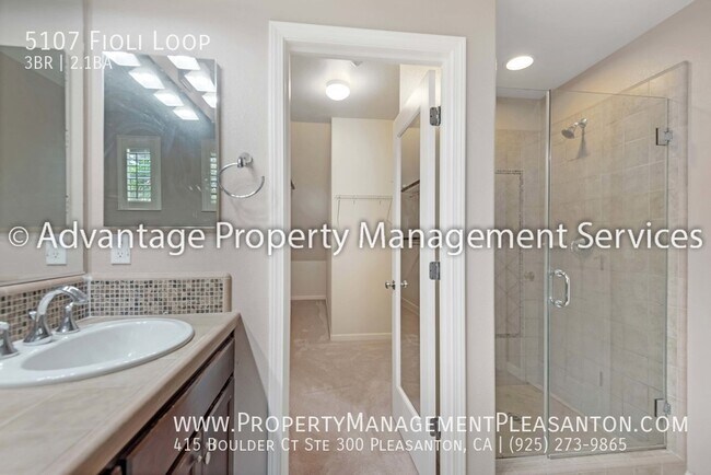 Building Photo - 3 bed + loft, 2.5 bath, 2,140 sq ft townho...