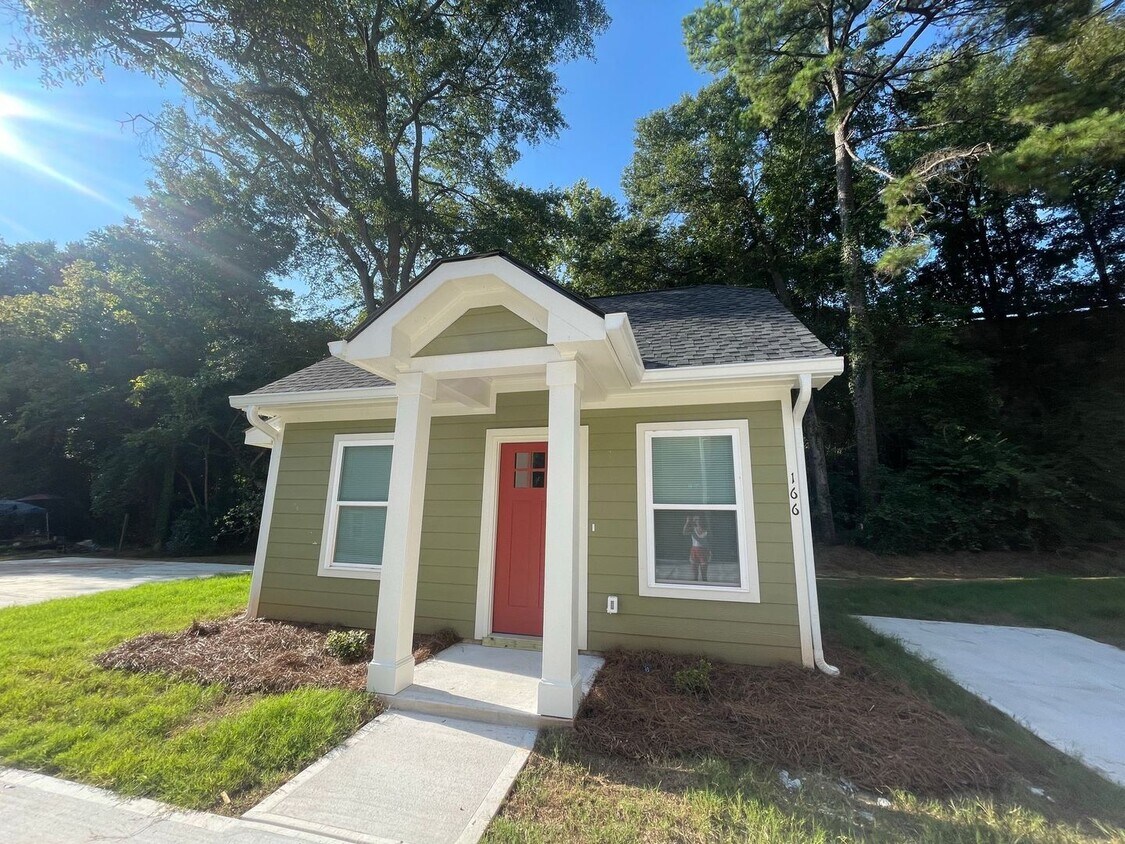 Foto principal - PRE-LEASING FOR AUGUST 2026!