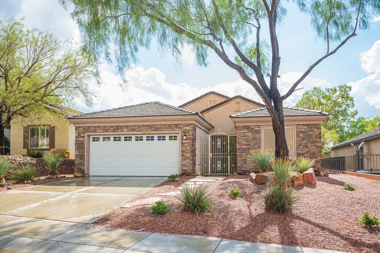 Foto principal - Beautiful single story home (55+). 3 Bed 2...