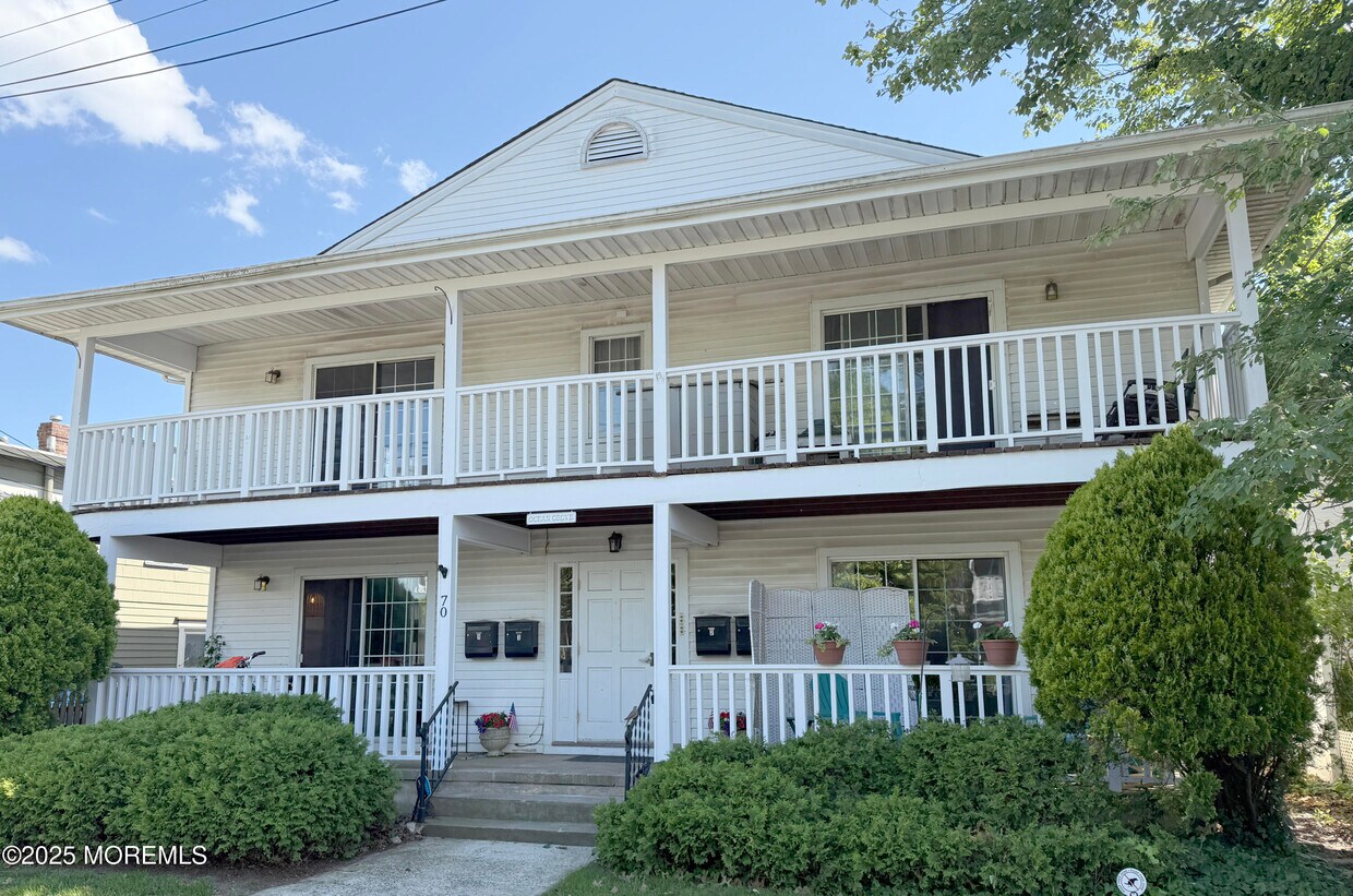 Primary Photo - 70 Mt Hermon Way