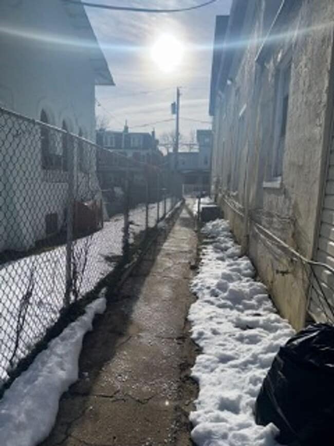 Building Photo - 321 E Price St