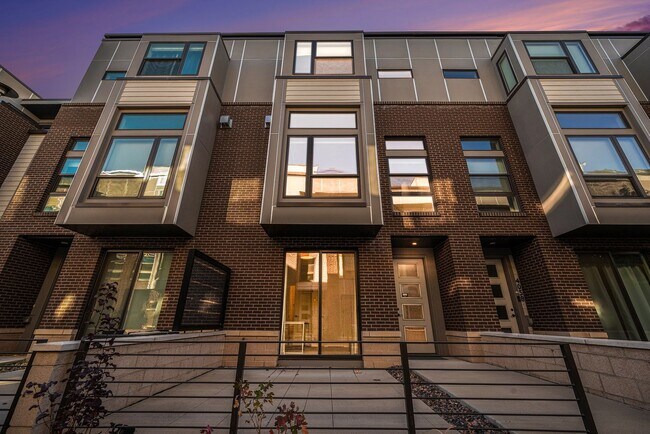 Foto del edificio - Spacious 3-Bedroom Townhome in the Heart o...