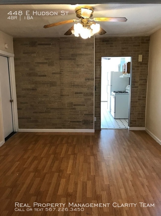 Foto del edificio - 4 Bed/1 Bath Home with Large Kitchen