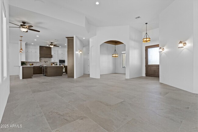 Building Photo - 2617 W Desert Hills Dr