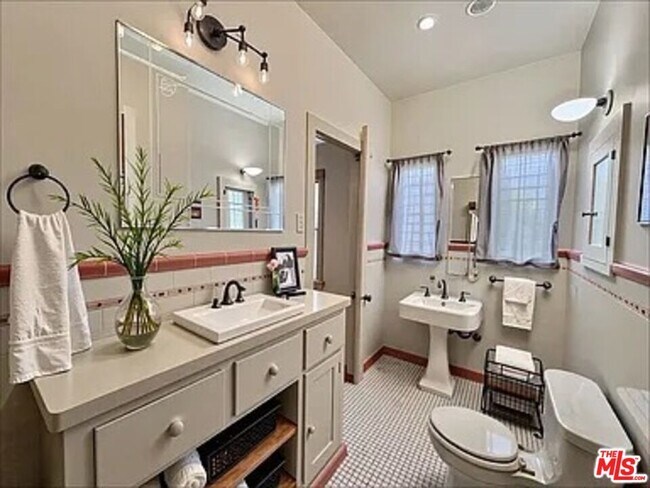 Foto del edificio - 145 N Sycamore Ave