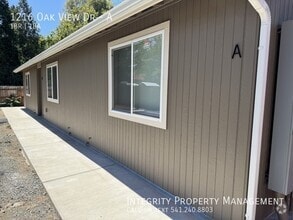 Building Photo - 1216 Oak View Dr