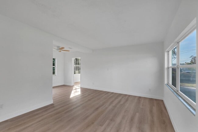 Building Photo - 833 Pinedale Ave