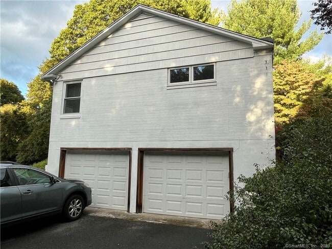 Foto del edificio - 129 Buttonball Rd