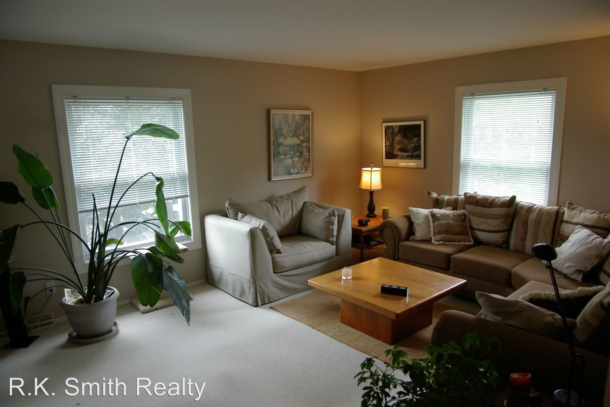 Building Photo - 3705 Park View Dr
