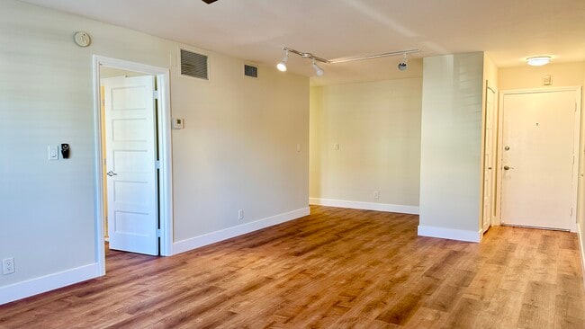 Building Photo - 12 NE 19th Ct