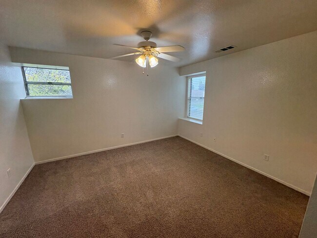 Foto del edificio - 2 story house in NW Visalia Available Now