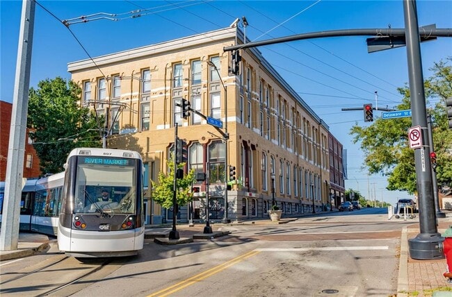Building Photo - 113 W 5th St