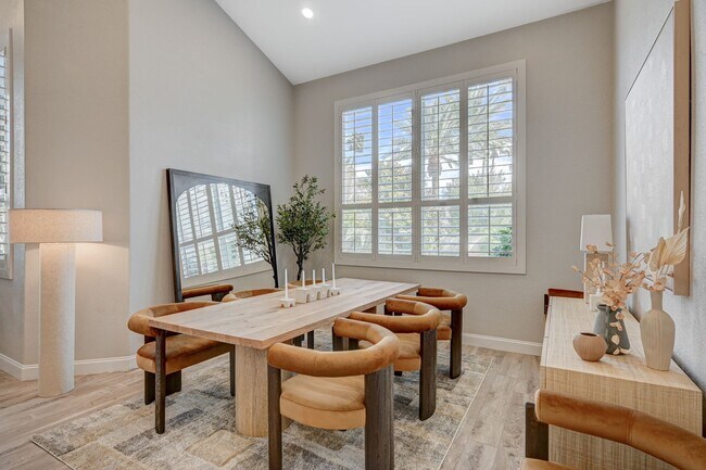 Foto del edificio - 4 Bedroom Contemporary Furnished-Renovated...