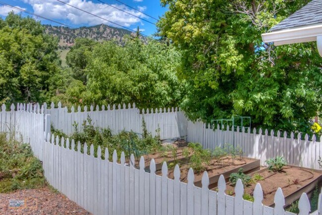 Building Photo - Trailside Living: 5BR Home Steps from Sanitas & Pearl Street