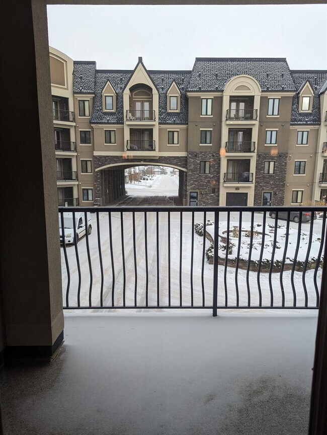 Photo du bâtiment - 2 Bed 2 Bath Unit in NW Edmonton, AB