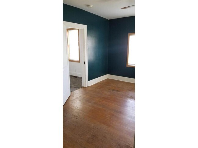 Building Photo - 507 Vine Ave W