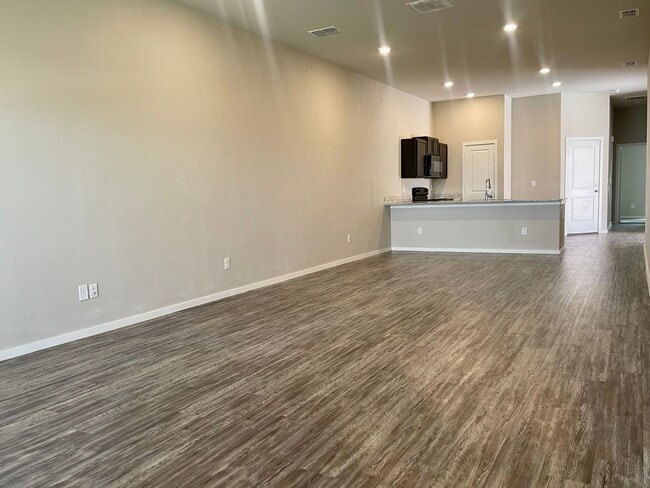 Building Photo - 3Bed/2Bath Duplex Available 10/10 in Coope...