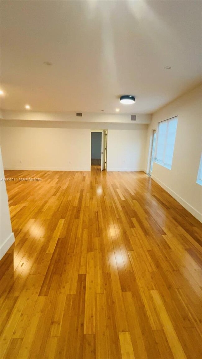 Foto del edificio - 960 Bay Dr