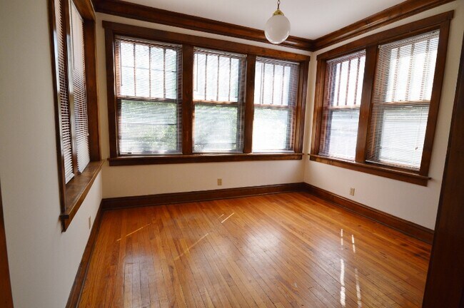 Foto del edificio - 1402 W Warner Ave