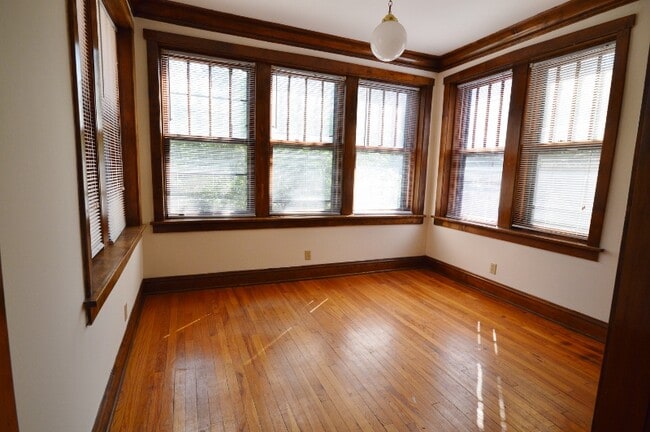 Building Photo - 1402 W Warner Ave