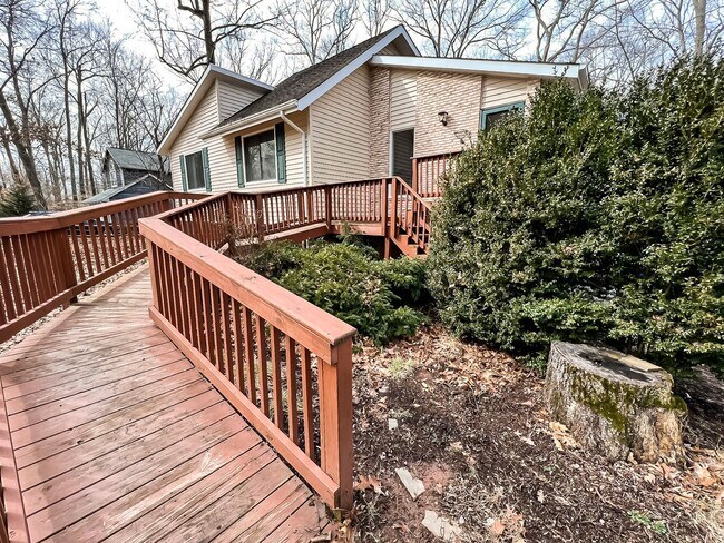 Foto del edificio - Outstanding 3 Bed 3 Bath Riverfront Home w...